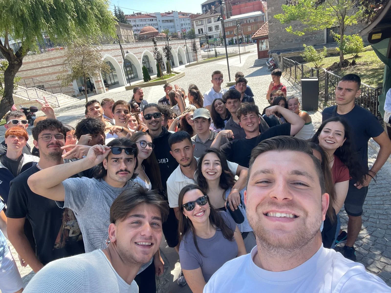 Gençlik değişimi katılımcılarının bir arada çektiği fotoğraf